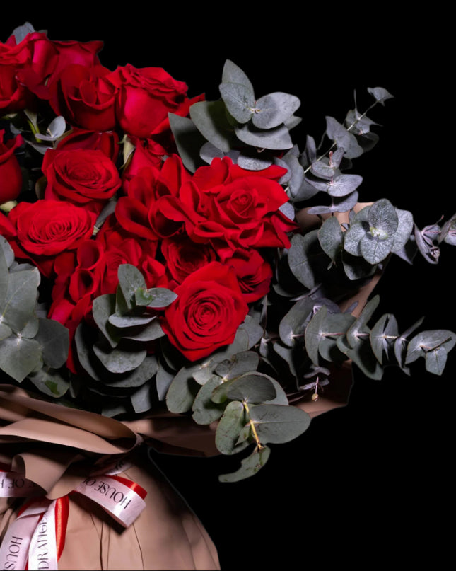 luxury flowers of simple red roses bouquet
